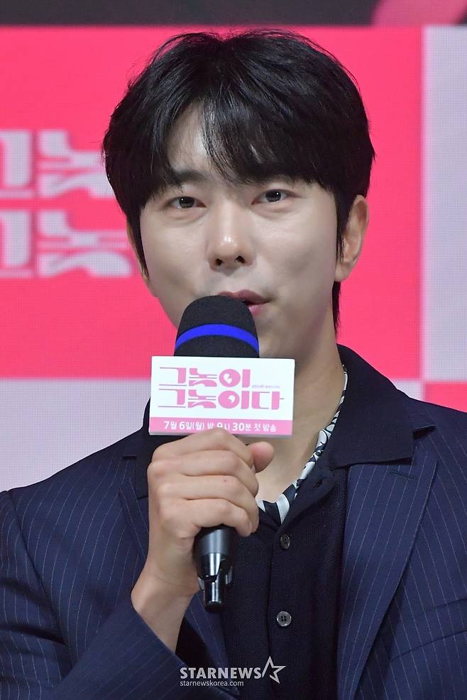 배우 윤현민이 6일 오후 온라인 생중계로 진행된 KBS 2TV 새 월화드라마 '그놈이 그놈이다' 제작발표회에서 질문에 답하고 있다. /사진제공=KBS