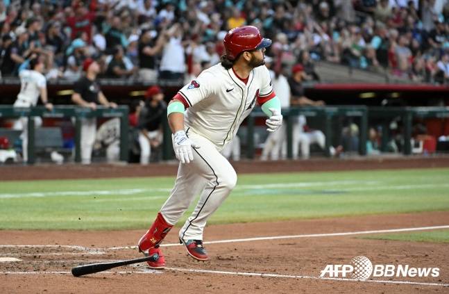 애리조나의 에우제니오 수아레즈가 27일(한국시간) 미국 애리조나주 체이스필드에서 열린 애틀랜타와 2025 미국 메이저리그 야구(MLB) 정규시즌 홈경기에서 홈런을 터트리고 있다. /AFPBBNews=뉴스1