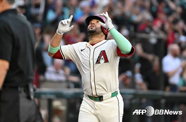 애리조나의 에우제니오 수아레즈가 27일(한국시간) 미국 애리조나주 체이스필드에서 열린 애틀랜타와 2025 미국 메이저리그 야구(MLB) 정규시즌 홈경기에서 홈런을 터트리고 있다. /AFPBBNews=뉴스1