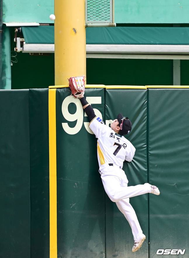 오선진이 날린 타구를 잡기 위해 뛰어오른 최준우의 글러브 위로 타구가 담장을 넘어가고 있다.