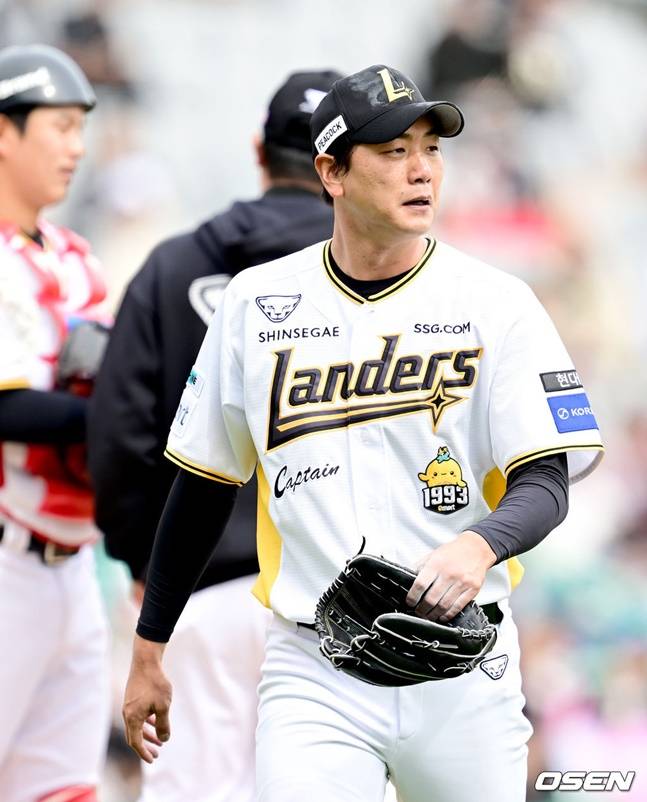 김광현이 4회를 다 마치지 못한 채 강판되고 있다.