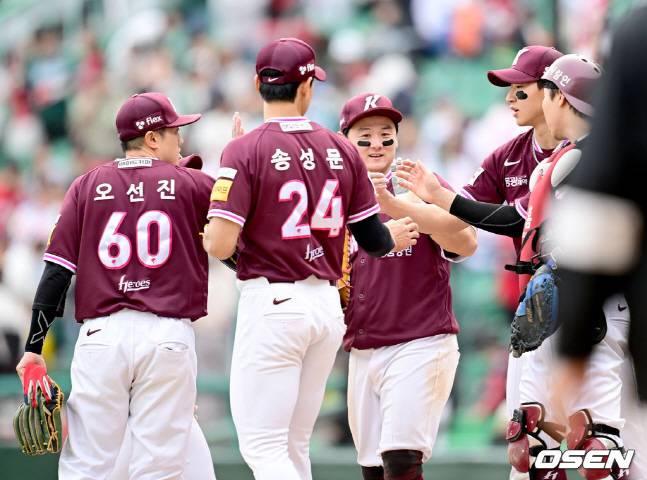 키움 선수들이 27일 SSG전 승리 후 하이파이브를 하고 있다.