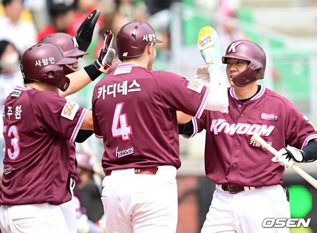 오선진(오른쪽)의 만루홈런 이후 먼저 득점한 최주환(왼쪽)과 카디네스가 하이파이브로 반기고 있다.