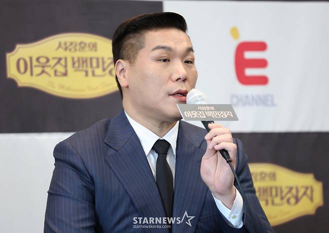 (서울=뉴스1) 권현진 기자 = 방송인 서장훈이 8일 오전 서울 중구 한국프레스센터에서 열린 EBS, E채널 '서장훈의 이웃집 백만장자' 제작발표회에 참석해 포즈를 취하고 있다.   '서장훈의 이웃집 백만장자'는 부와 성공을 일군 '진짜 부자'를 찾아가 그들의 비결을 탐구하는 프로그램이다. 2025.4.8/뉴스1  Copyright (C) 뉴스1. All rights reserved. 무단 전재 및 재배포,  AI학습 이용 금지. /사진=(서울=뉴스1) 권현진 기자