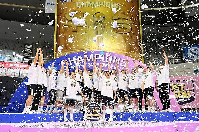 남자핸드볼 두산이 26일 통합우승을 확정한 뒤 시상식에서 세리머니하고 있다. 한국핸드볼연맹