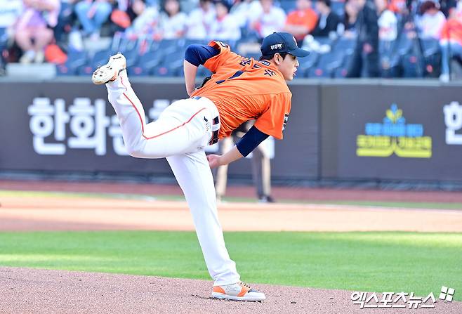 26일 오후 대전 한화생명 볼파크에서 열린 '2025 신한 SOL Bank KBO리그' KT 위즈와 한화 이글스의 경기, 1회초 한화 선발투수 문동주가 공을 힘차게 던지고 있다. 대전, 김한준 기자