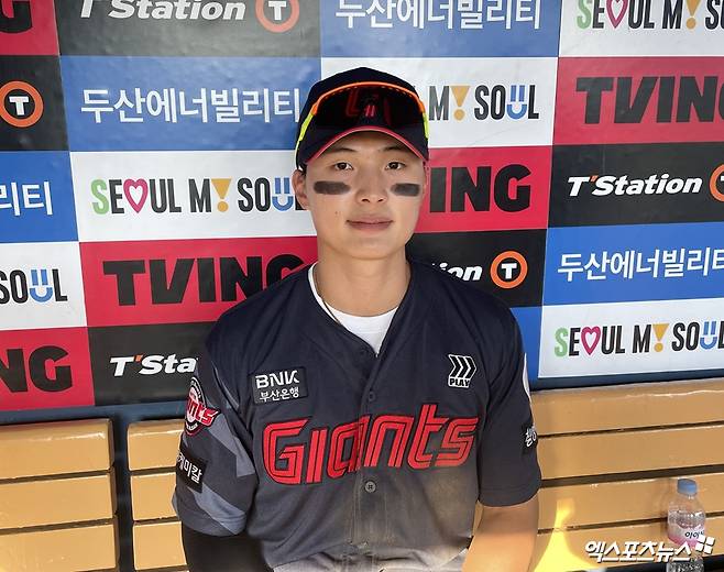 롯데 자이언츠 윤동희가 26일 잠실 두산 베어스전에서 맹활약한 뒤 기념촬영하고 있다. 엑스포츠뉴스 잠실, 최원영 기자