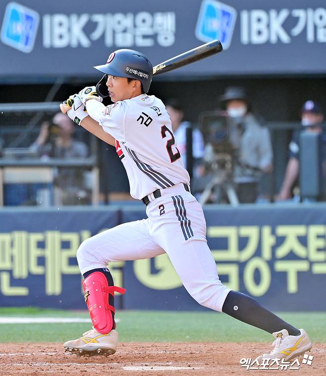 두산 베어스 김민석이 올해 정규시즌 경기에 출전해 타격하고 있다. 엑스포츠뉴스 DB