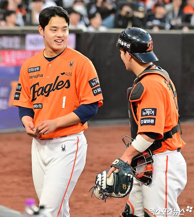 26일 오후 대전 한화생명 볼파크에서 열린 '2025 신한 SOL Bank KBO리그' KT 위즈와 한화 이글스의 경기, 8회초 수비를 마친 한화 최재훈이 문동주와 대화를 나누고 있다. 엑스포츠뉴스DB