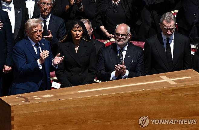 장례미사 참석한 도널드 트럼프 미국 대통령(왼쪽) [로이터 연합뉴스. 재판매 및 DB 금지]