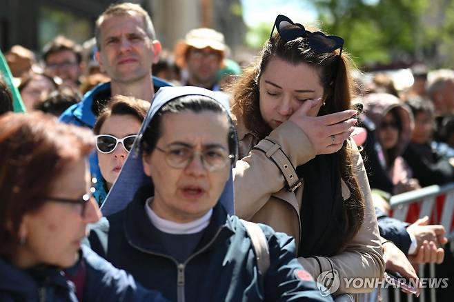 눈물 짓는 추모객 [AFP 연합뉴스. 재판매 및 DB 금지]