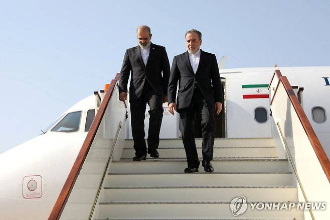 오만 도착한 압바스 아락치 이란 외무장관 (무스카트 로이터=연합뉴스) 25일(현지시간) 미국과 핵 협상 위해 오만에 도착한 압바스 아락치 이란 외무장관(오른쪽). 2025.04.26 [WANA 통신 제공. 재판매 및 DB 금지]