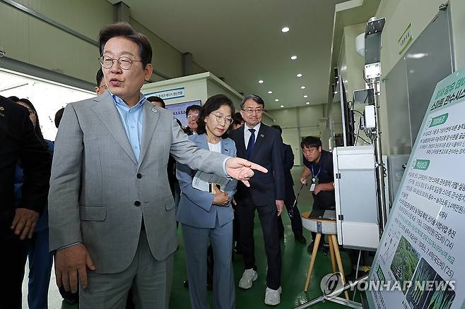 질문하는 이재명 후보 (나주=연합뉴스) 김혜인 기자 = 더불어민주당 이재명 대선 경선 후보가 25일 전남 나주시 전남농업기술원 에너지자립형 온실을 방문해 전남농업기술원 관계자에게 질문하고 있다. 2025.4.25 in@yna.co.kr
