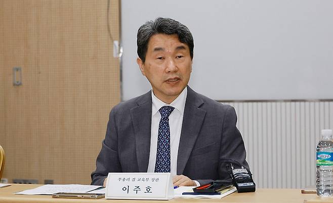 의대생 간담회 참석한 이주호 부총리 (서울=연합뉴스) 이주호 부총리 겸 교육부 장관이 22일 서울 강남구 한국과학기술회관에서 열린 의대생과의 간담회에서 발언하고 있다. 2025.4.22 [교육부 제공. 재판매 및 DB 금지] photo@yna.co.kr