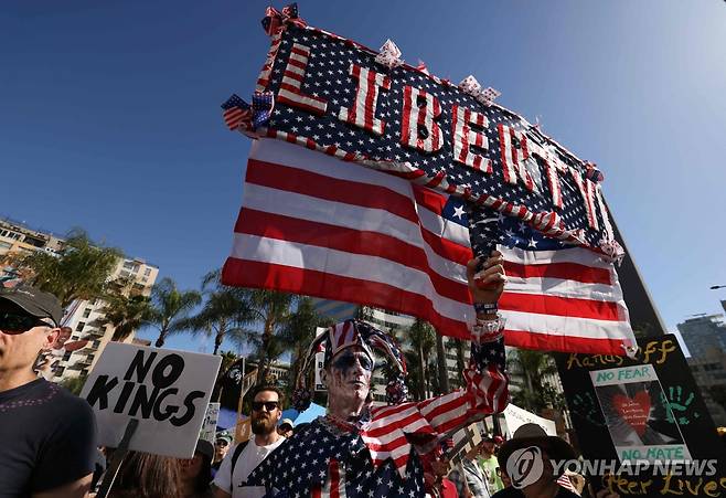 지난 5일 미 로스앤젤레스에서 트럼프 대통령에 반대하는 시위대 [AFP 연합뉴스 자료사진. 재판매 및 DB 금지]