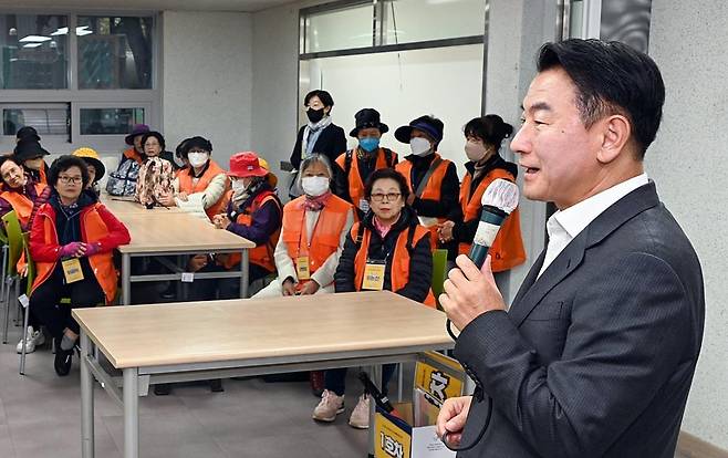 시니어 일자리 설명하는 김동근 의정부시장 (의정부=연합뉴스) 김동근 경기 의정부시장이 시니어 일자리에 관해 설명하고 있다. 2025.4.27 [의정부시 제공. 재판매 및 DB 금지]