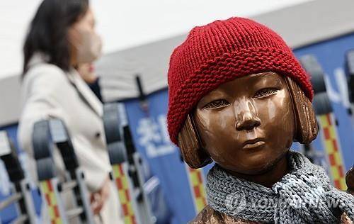 종로구 옛 일본대사관 앞에서 소녀상 [연합뉴스 자료사진]