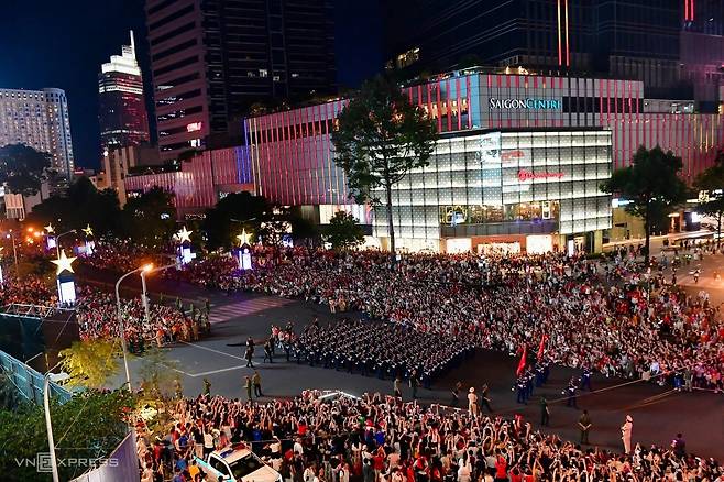 베트남전 종전·통일 50주년 기념일 퍼레이드 리허설 지난 25일(현지시간) 베트남 호찌민 시내에서 오는 30일 예정된 베트남전 종전·통일 50주년 기념일 퍼레이드의 리허설 행사가 열렸다. 2025.04.27
[VN익스프레스 홈페이지 캡처. 재판매 및 DB 금지]