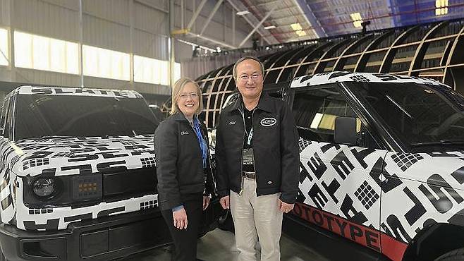 SK온, 미국 전기차 스타트업 '슬레이트' 배터리 공급업체 선정 (서울=연합뉴스) 이석희 SK온 대표이사 사장(오른쪽)과 크리스 바먼 슬레이트 최고경영책임자가 24일(현지시간) 미국 캘리포니아주 롱비치에서 열린 슬레이트 신차 공개 행사에서 기념 촬영하고 있다. 2025.4.25 [SK온 제공. 재판매 및 DB 금지] photo@yna.co.kr