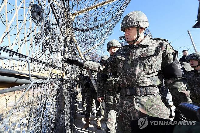 김명수 합참의장 최전방 GOP·GP 경계작전부대 방문 [국방일보 제공. 재판매 및 DB 금지] photo@yna.co.kr