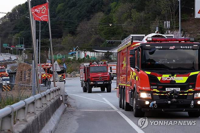 인제 산불 이틀째…분주한 진화 차량 (인제=연합뉴스) 양지웅 기자 = 27일 강원 인제군 상남면 하남리 인근 도로에서 진화 차량이 분주히 산불 현장으로 향하고 있다. 2025.4.27 yangdoo@yna.co.kr