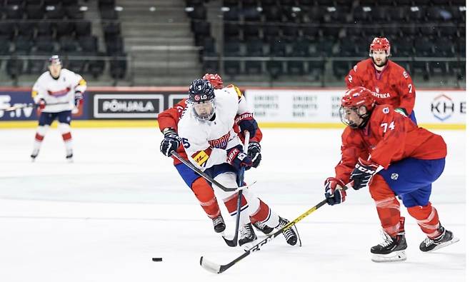 퍽을 다투는 한국과 크로아티아 [국제아이스하키연맹 홈페이지 캡처. 재판매 및 DB 금지]