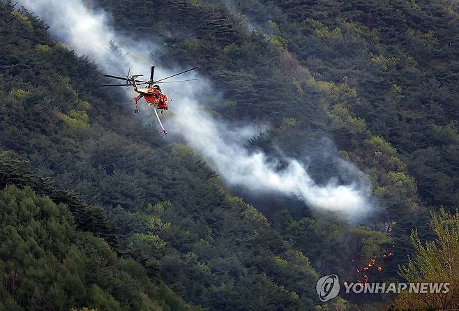 인제 산불 이틀째…진화 작업 분주한 헬기 (인제=연합뉴스) 양지웅 기자 = 27일 강원 인제군 상남면 하남리 인근 야산에서 산불 진화 헬기가 분주하게 진화 작업을 펼치고 있다. 2025.4.27 yangdoo@yna.co.kr