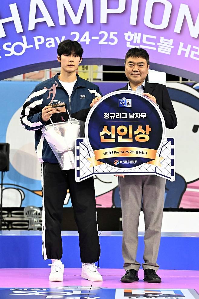 신인상 김태관(왼쪽). 오른쪽은 원정호 한국핸드볼연맹 부총재.  [한국핸드볼연맹 제공. 재판매 및 DB 금지]