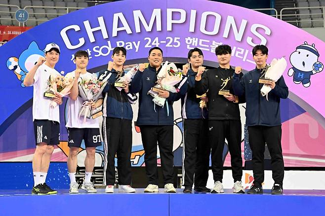 베스트 7 수상자 단체 사진.  [한국핸드볼연맹 제공. 재판매 및 DB 금지]