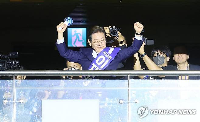 지지자들에게 인사하는 이재명 후보 (고양=연합뉴스) 김주성 기자 = 더불어민주당 이재명 대선 경선 후보가 27일 경기 고양시 킨텍스에서 열린 '제21대 대통령선거 후보자 선출을 위한 수도권·강원·제주 경선 및 최종 후보자 선출 대회'에 참석하며 지지자들에게 인사하고 있다. 2025.4.27 utzza@yna.co.kr