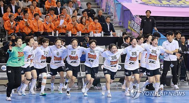 SK 슈가글라이더즈 통합 우승 (서울=연합뉴스) 신현우 기자 = 27일 서울 송파구 올림픽공원 핸드볼경기장에서 열린 신한 SOL페이 2024-2025 핸드볼 H리그 여자부 챔피언결정전 2차전 삼척시청과 SK 슈가글라더즈의 경기에서 24-22로 승리하며 우승을 차지한 SK 선수들이 기뻐하고 있다.
    SK는 이번 시즌 정규리그와 챔피언결정전을 휩쓰는 통합 우승을 달성했다. 2025.4.27 nowwego@yna.co.kr