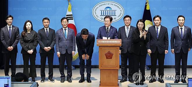 이재명 예비후보 경선 캠프 인선 공개 (서울=연합뉴스) 김주형 기자 = 더불어민주당 대선 경선에 출마한 이재명 예비후보가 11일 서울 여의도 국회 소통관에서 집권 청사진 등을 소개하는 '비전 선포식 및 캠프 일정 발표'를 하고 있다.
    왼쪽부터 이해식 비서실장, 강유정 대변인, 한병도 종합상황실장, 윤후덕 정책본부장, 강훈식 총괄본부장, 이재명 예비후보, 윤호중 선대위원장, 수어통역, 김영진 정무전략본부장, 박수현 공보단장. 2025.4.11 kjhpress@yna.co.kr