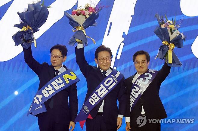 민주당 대선 후보로 선출된 이재명 후보 (고양=연합뉴스) 김주성 기자 = 더불어민주당 이재명 대선 경선 후보가 27일 경기 고양시 킨텍스에서 열린 '제21대 대통령선거 후보자 선출을 위한 수도권·강원·제주 경선 및 최종 후보자 선출 대회'에서 최종 후보로 확정된 뒤 김경수·김동연 후보와 기념촬영 하고 있다. 2025.4.27 utzza@yna.co.kr