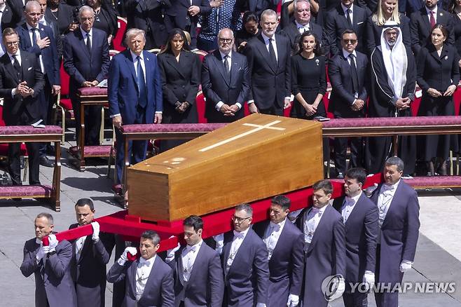 프란치스코 교황의 장례미사에 참석한 각국 정상들 (바티칸 UPI=연합뉴스) 26일(현지시간) 바티칸 성 베드로 광장에서 진행된 프란치스코 교황의 장례미사에 참석한 도널드 트럼프 미국 대통령과 각국 정상들. 2025.4.26