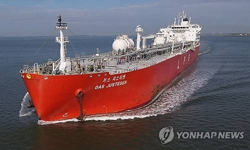 LPG 운반선 (네덜란드 한스베르트 EPA=연합뉴스 자료사진) 2025년 4월 21일 네덜란드 한스베르트 근방에서 드론으로 촬영된 액화석유가스(LPG) 운반선 '가스 저스테센'의 모습. 이 운반선은 미국 텍사스주 휴스턴을 출발해 안트베르펜 항구로 항해하는 길이다. (EPA/OLIVIER HOSLET) 2025.4.27