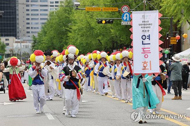 2025 연등회 전통문화마당 (서울=연합뉴스) 임화영 기자 = 27일 서울 종로구 조계사 인근에서 '2025 연등회 전통문화마당'이 열리고 있다. 2025.4.27 hwayoung7@yna.co.kr