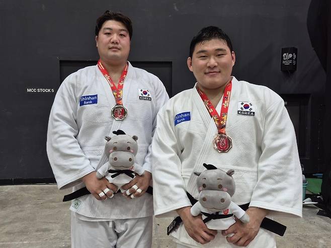 남자 유도 최중량급 이승엽(왼쪽)과 김민종 남자 유도 최중량급 국가대표 이승엽(왼쪽)과 김민종이 27일 태국 방콕 MCC 홀에서 열린 2025 아시아 유도선수권대회 남자 100㎏ 이상급에서 금메달과 동메달을 획득한 뒤 포즈를 취하고 있다. [대한유도회 제공. 재배포 및 DB 금지]