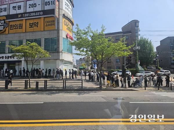 수원시내 한 SKT대리점 직영점 인근에 유심 교체를 희망하는 고객들이 줄지어 서있다. 2025.4.28 /독자제공