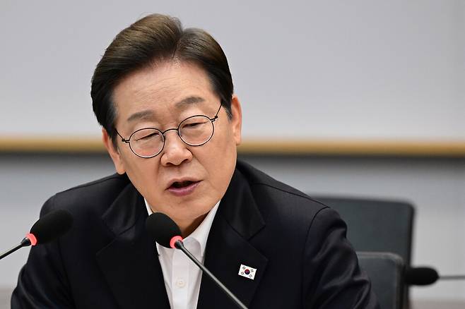 ▲ 더불어민주당 이재명 대선 후보가 28일 경기도 이천시 SK하이닉스 이천캠퍼스에서 열린 AI 메모리반도체 기업간담회에서 인사말을 하고 있다. /연합뉴스