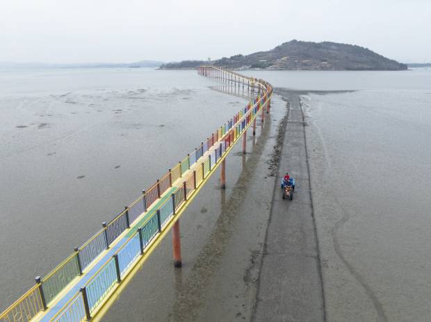 섬마을 우도를 연결해주는 레인보우교와 노둣길. 레인보우교는 바닷길 1.32km를 잇는 국내 최장 연륙 인도교이다.