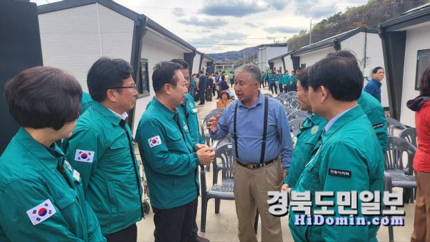 권기창 안동시장이 지난 23일 선진이동주택 입주식에서 삶의 터전을 잃은 이재민들의 목소리에 귀를 기울이며 지원책 마련을 약속하고 있다. 사진=유상현 기자.