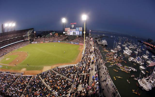 오라클 파크 담장 넘어 날아가는 ‘스플래시 히트’를 잡기 위해 늘어선 보트와 요트들. AP·UPI연합뉴스