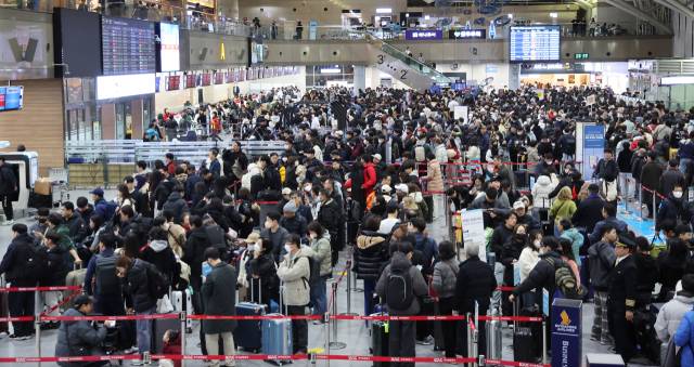 지난 1월 설 연휴 기간 김해국제공항 국제선 청사가 해외여행을 떠나려는 여행객들로 북새통을 이루고 있다. 정종회 기자 jjh@