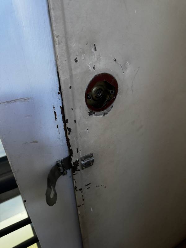 장애인 단체가 탈시설 촉구 등을 들며 집회 중 최근 서울 혜화동성당 종탑 문을 파손한 정황. 경북일보 독자 제공