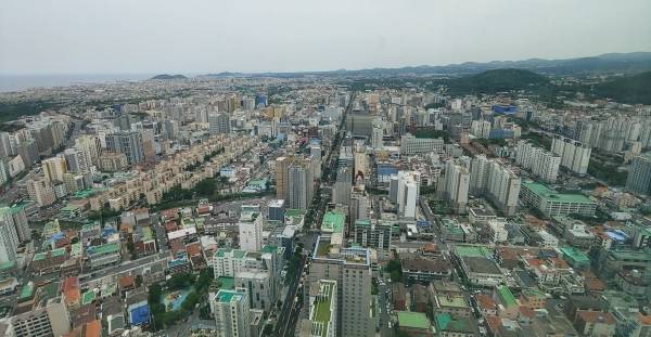 고층 건축물과 아파트가 빼곡히 들어서 있는 제주시 연동 도심 전경.