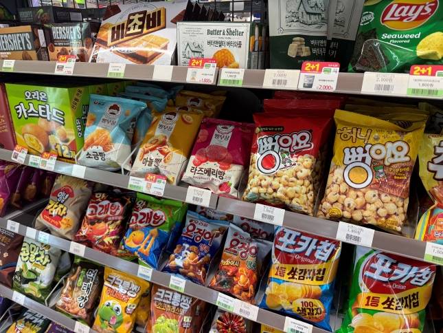 CU 과자 매대./사진=윤서영 기자 sy@