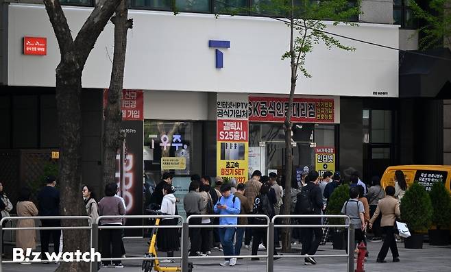 SK텔레콤이 28일 희망하는 가입자에 한해&nbsp;유심 무상 교체 지원을 시작하자 이른 시간부터 많은 시민들이 긴 줄을 서고 있다./사진=이명근 기자 qwe123@