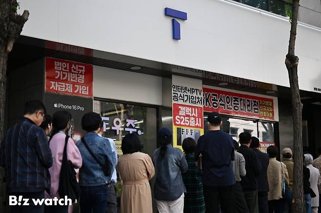 SK텔레콤이 28일 희망하는 가입자에 한해&nbsp;유심 무상 교체 지원을 시작하자 이른 시간부터 많은 시민들이 긴 줄을 서고 있다./사진=이명근 기자 qwe123@
