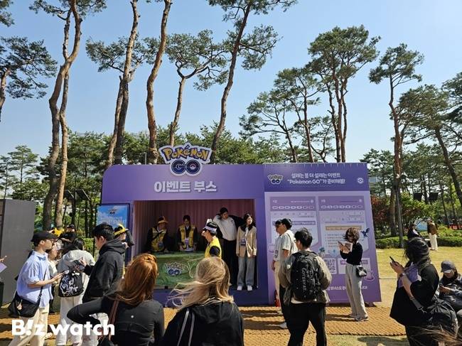포켓몬고 이벤트 부스 앞에서 트레이너들이 포켓몬을 잡고 있다./사진=김동훈 기자