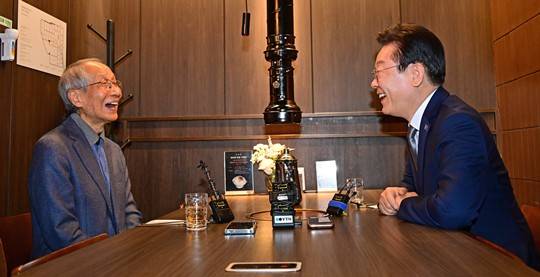 지난해 10월 윤여준 전 환경부 장관(왼쪽)을 만난 이재명 더불어민주당 대선 후보. 이 후보는 윤 전 장관이 선대위원장을 맡게 됐다고 밝혔다. (출처 = 뉴시스)